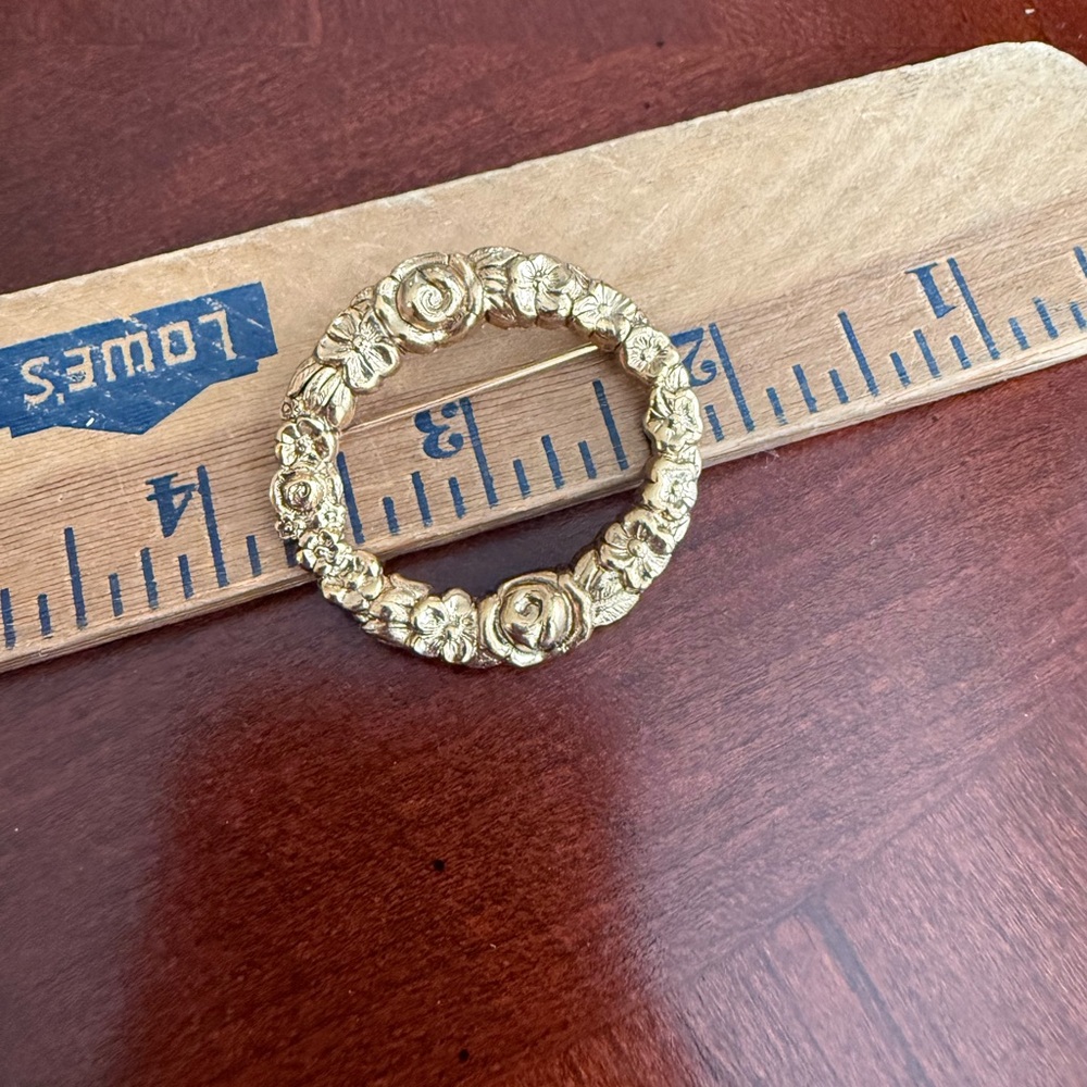 Vintage Gold Tone Wreath Brooch